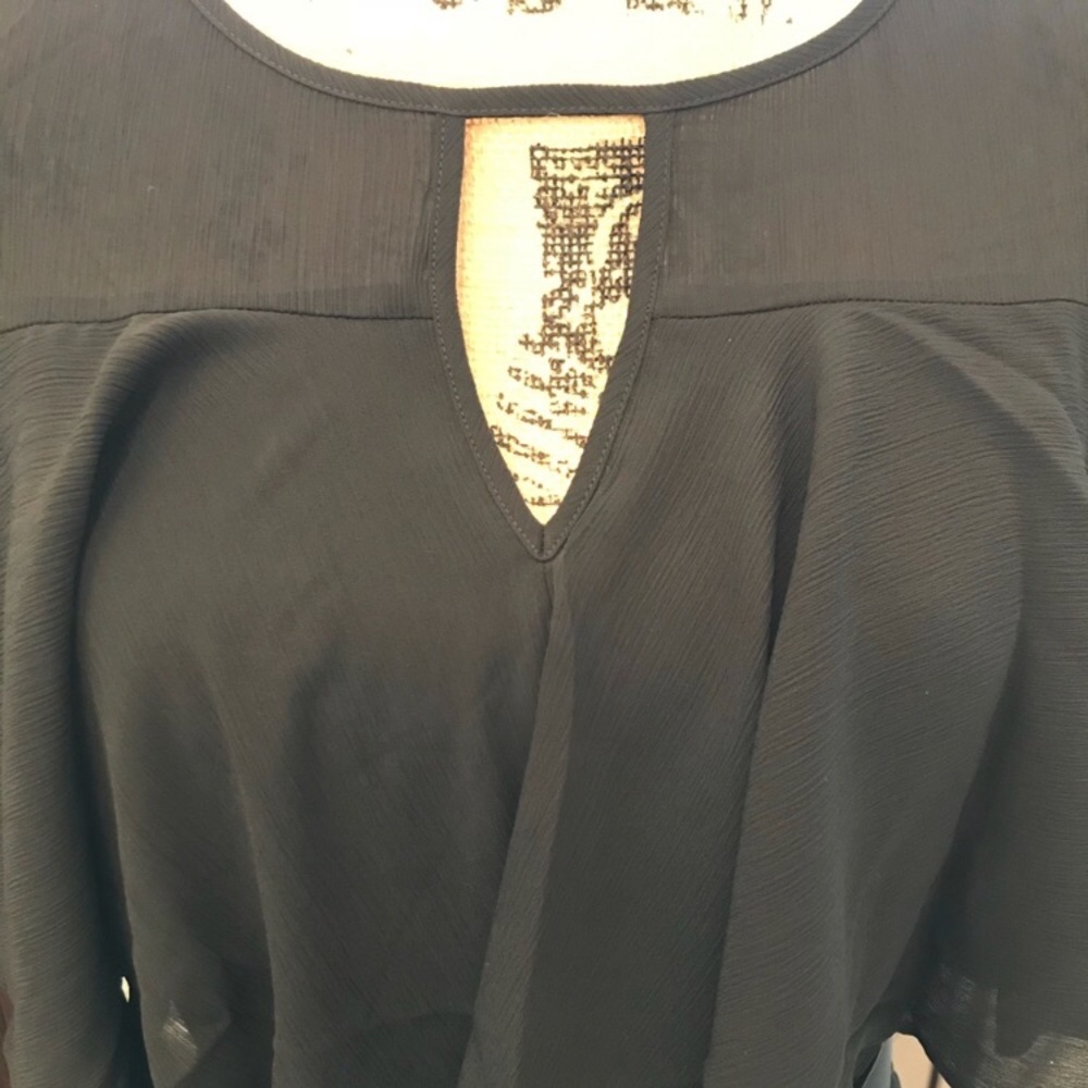 NWT Tiered Ruffle Keyhole Blouse - Picture 5 of 5